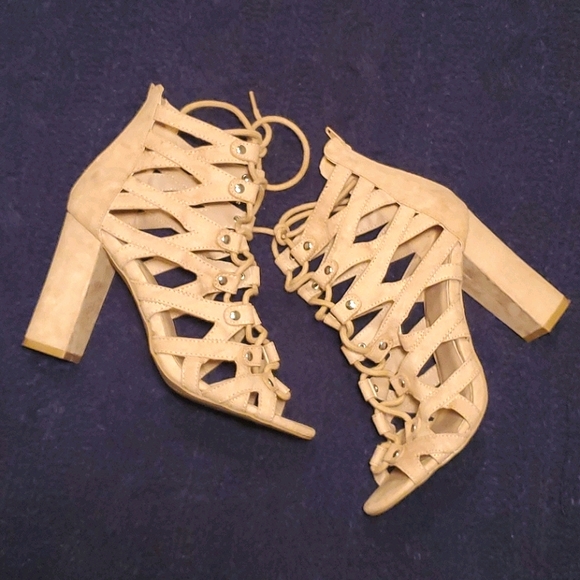 Blonde Lace Heels - Picture 1 of 3